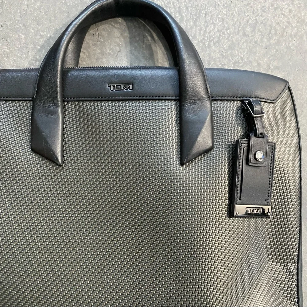 TUMI CFX CARBON FIBER BROMLEY PORTFOLIO BRIEF - CARBON BLACK 15”x12”
